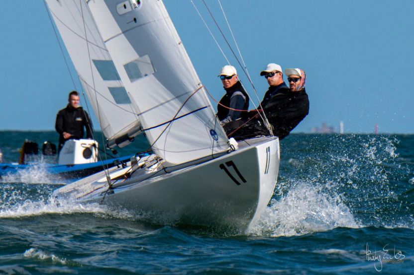 EtchellsClass's tweet photo. At the Cowes Week 200th Bicentenary Regatta, Andrew Beadsworth and ⛵ No Dramas complete the quadruple win streak! 👏  What a year on the water for Etchells class at 📍Cowes Week with  1️⃣3️⃣ Etchells on the water among 600+ other boats from all kinds of classes. https://t.co/2Cw8WyKucV