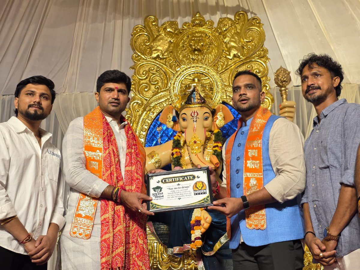 DrPrashantkorat's tweet photo. સુરત મહાનગર ખાતે કોર્પોરેટરશ્રી હર્ષભાઈ મહેતા તેમજ ગાર્ડન ગ્રુપ દ્વારા આયોજિત ગણેશોત્સવ નિમિત્તે ભક્તિમય અવસરમાં ઉપસ્થિત રહી, ગણપતિ બાપ્પાના દર્શન કર્યા તેમજ સૌની સુખાકારીની પ્રાર્થના કરી. https://t.co/XdsaW5UfuF