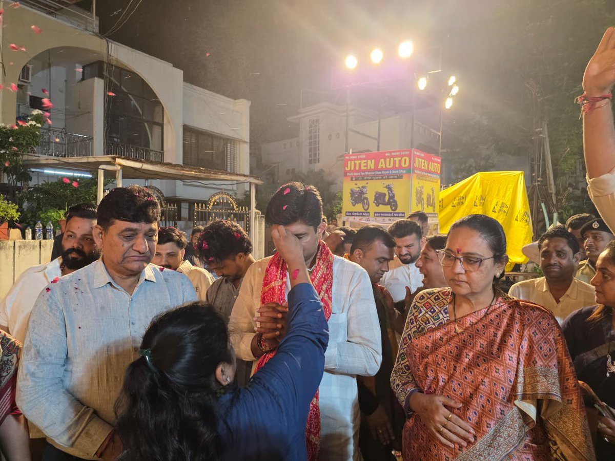 DrPrashantkorat's tweet photo. સુરત મહાનગર ખાતે કોર્પોરેટરશ્રી હર્ષભાઈ મહેતા તેમજ ગાર્ડન ગ્રુપ દ્વારા આયોજિત ગણેશોત્સવ નિમિત્તે ભક્તિમય અવસરમાં ઉપસ્થિત રહી, ગણપતિ બાપ્પાના દર્શન કર્યા તેમજ સૌની સુખાકારીની પ્રાર્થના કરી. https://t.co/XdsaW5UfuF