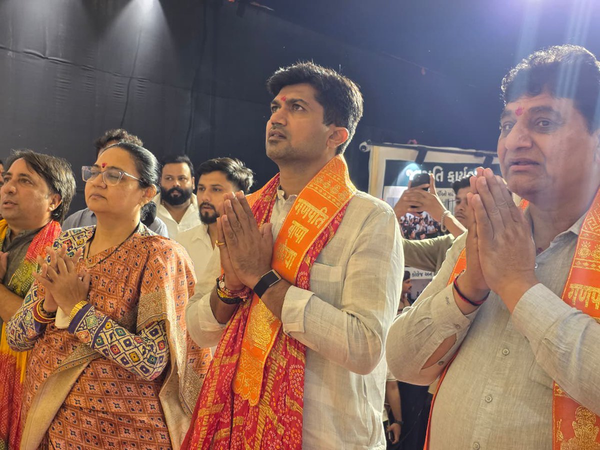 DrPrashantkorat's tweet photo. સુરત મહાનગર ખાતે કોર્પોરેટરશ્રી હર્ષભાઈ મહેતા તેમજ ગાર્ડન ગ્રુપ દ્વારા આયોજિત ગણેશોત્સવ નિમિત્તે ભક્તિમય અવસરમાં ઉપસ્થિત રહી, ગણપતિ બાપ્પાના દર્શન કર્યા તેમજ સૌની સુખાકારીની પ્રાર્થના કરી. https://t.co/XdsaW5UfuF