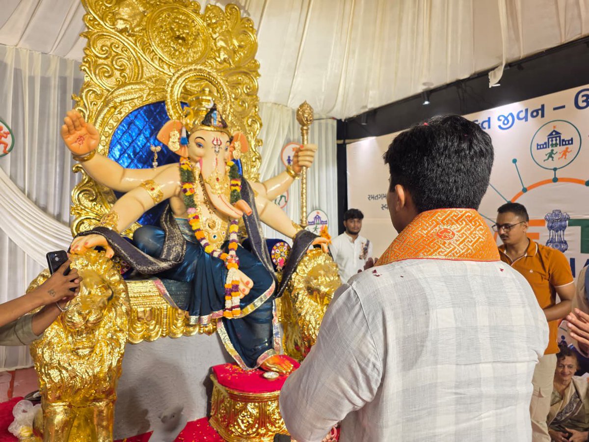 DrPrashantkorat's tweet photo. સુરત મહાનગર ખાતે કોર્પોરેટરશ્રી હર્ષભાઈ મહેતા તેમજ ગાર્ડન ગ્રુપ દ્વારા આયોજિત ગણેશોત્સવ નિમિત્તે ભક્તિમય અવસરમાં ઉપસ્થિત રહી, ગણપતિ બાપ્પાના દર્શન કર્યા તેમજ સૌની સુખાકારીની પ્રાર્થના કરી. https://t.co/XdsaW5UfuF