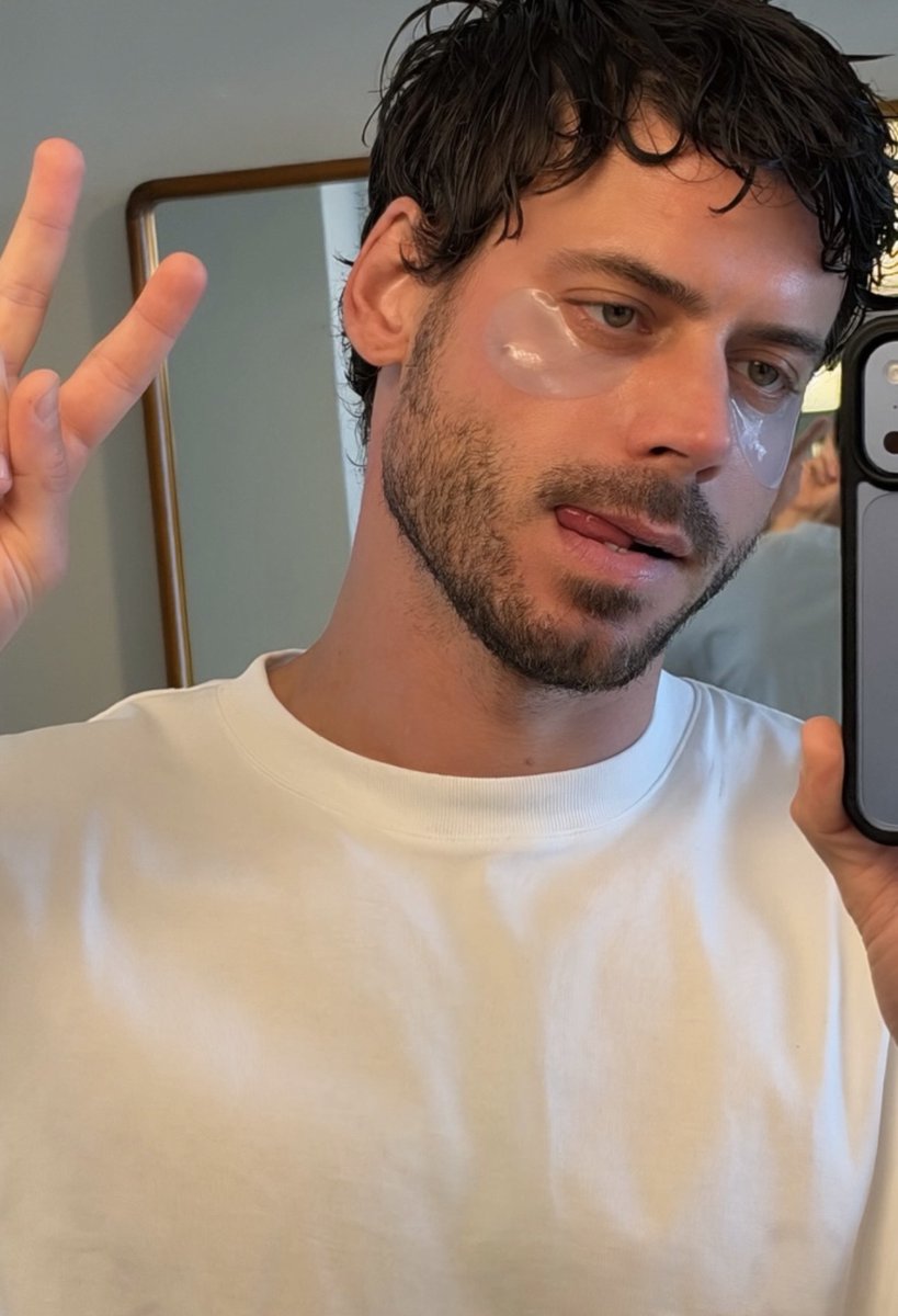 FrancoisANews's tweet photo. François Arnaud shared a new selfie via instagram stories 

“new phone who dis” https://t.co/Yh4FjeUZxr