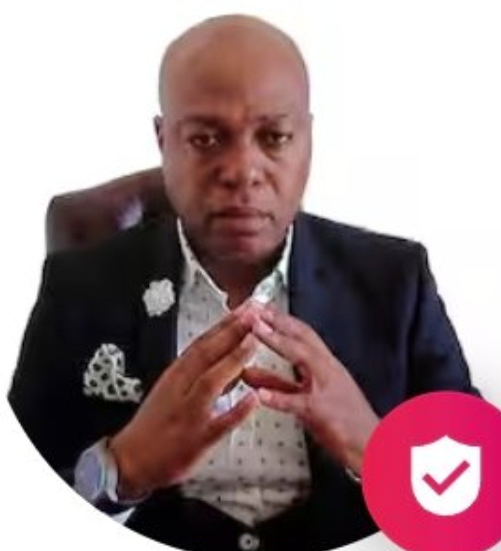 dontdorh's tweet photo. STOP SPREADING THE WRONG IMAGES: 🚨⛔There's Lawrence Chamurwa the businessman (perpetrator) and Lawrence Mudzinganyana (the chef) two complete different people. 
Let's not endanger an Innocent man whereas the perpetrator is still free - first frame is the real Lawrence. https://t.co/0S81EbLCLy