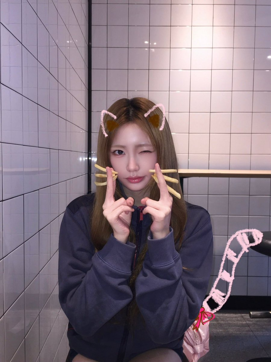 HOWItalia's tweet photo. 💬| #CHAEI via b.stage!🎀

🇮🇹
Ecco a voi... il gattino spettinato che avete ordinato…🪄

🇬🇧
Here is the... scruffy kitty you ordered…🪄

#HEART_OF_WOMAN #HEART_BYTE #BLUEBROWNRECORDS #kpopfanpage https://t.co/0SZrn3bKaL