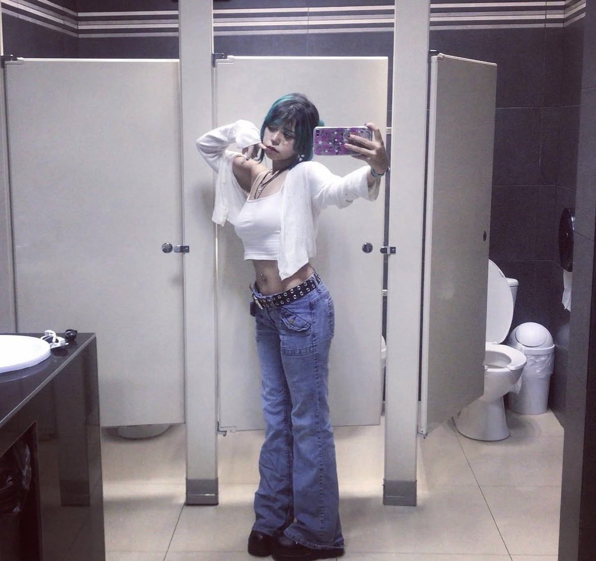 M0NST3RG1RLLLL's tweet photo. She needed some extra money and since no job is ever hiring she had to start selling feet pics ( thankfully no one will ever find out ) https://t.co/wvFYIw4xR0
