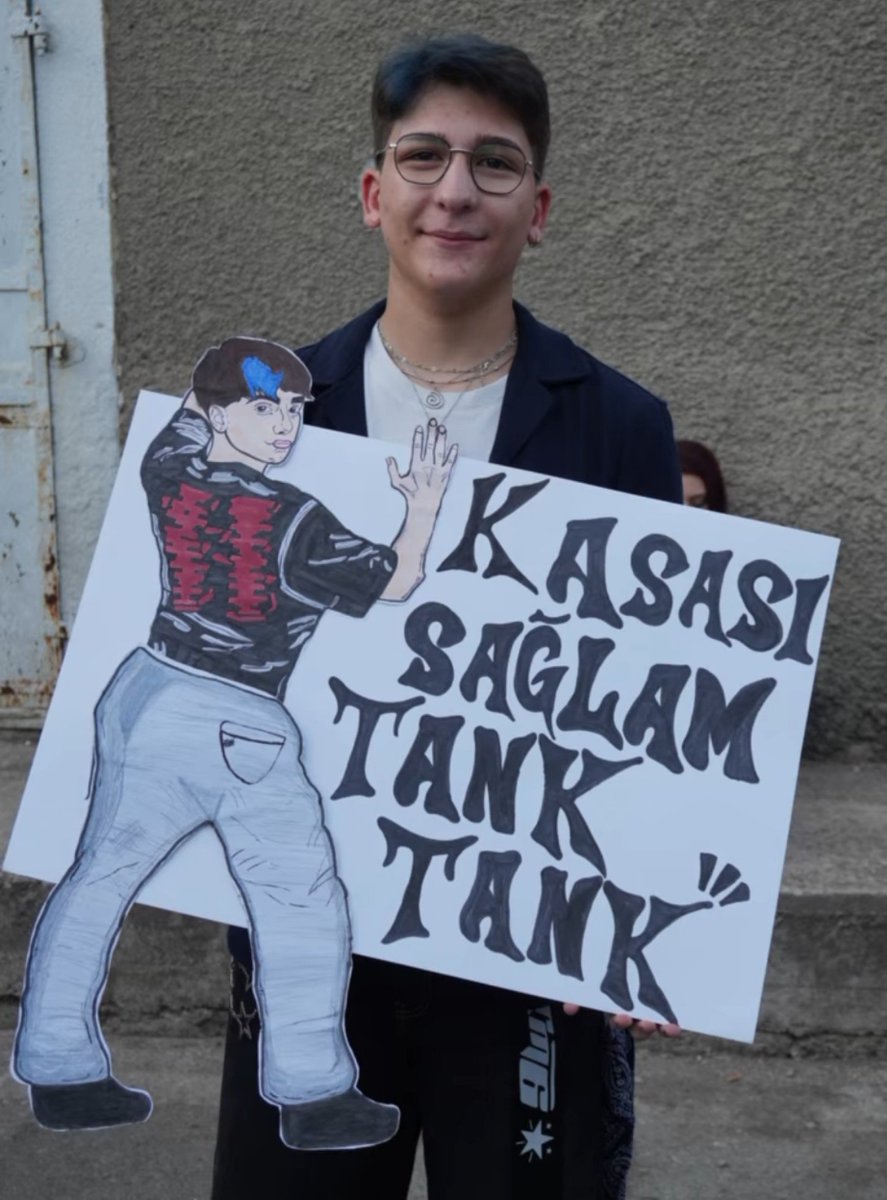 bulursenikarma's tweet photo. Adile yapılan pankarta bakın gülme krizi geçiriyorum https://t.co/holUARAriE
