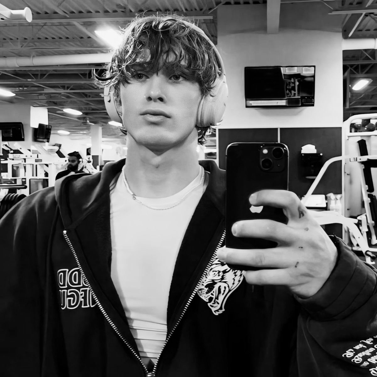 Loganh5v's tweet photo. Conheça-me 

⠀—⠀𝓝ome: Logan  Romanov
⠀—⠀𝓐ltura: 1,87
⠀—⠀𝓘dade: 25
⠀—⠀𝓢igno: capricórnio 
   —   𝓔stado civil: indisponível 
⠀—⠀𝓢exualidade: hétero 
⠀—⠀𝓔stação favorita: inverno 
⠀—⠀𝓒or favorita: preto ou verde escuro. https://t.co/uOZw2sLHn8
