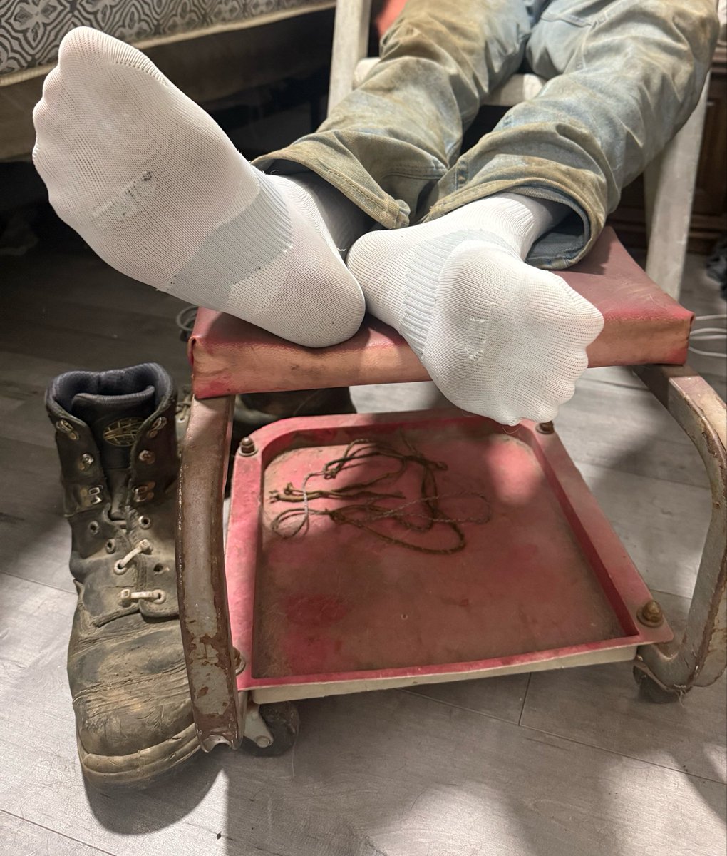 Dudestoes's tweet photo. Boots 🧦#mansocks #mandirtysocks #gaysocks #malesmellysocks #gayfootfetish #gayfeetfetish #mansoles #dudesocks #socksmanfetish #malesockfetish #manboots #malebootfetish #hotmanboots #hotmenboots #smellymanboots #smellymaleboots #menwhitesocks #straightfeet https://t.co/dkaKSnGG7l