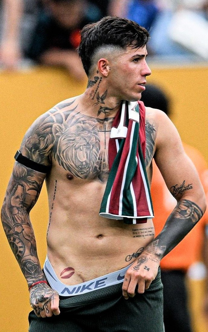 Gaabanaa's tweet photo. El pelo en la frente, la camiseta colgando y la mano bajando el boxer para que se vea el tatuaje del beso, nunca voy a separar esta foto porque ES UNA OBRA DE ARTE https://t.co/l0Y0lgMfKJ