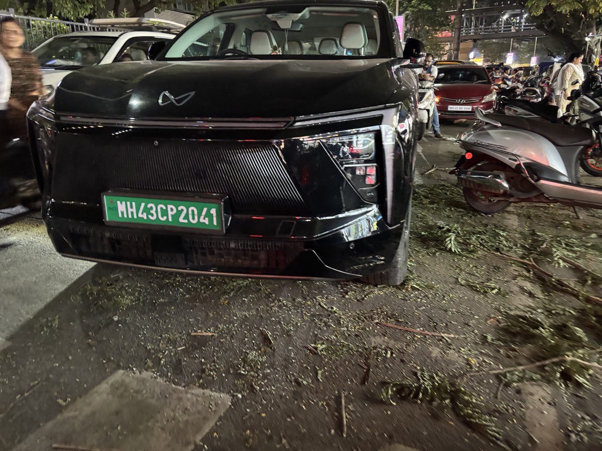 ManishDoke's tweet photo. @MTPHereToHelp  @Navimumpolice  park in middle of road. Sector 15 vashi. Opposite Babubhai jagjivandas. Affecting traffic https://t.co/2Z1QWPvZFW