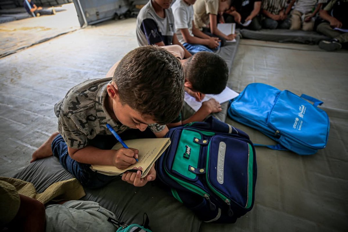 gazanotice's tweet photo. 🚨HEARTBREAKING: Palestinian students attend classes in tents temporarily serving as schools in Gaza City today.

Around 541,000 students are beginning the new academic year in makeshift learning spaces, as most schools across Gaza have been destroyed or rendered unusable amid Israeli attacks and widespread destruction.

After nearly three years away from education, children are returning to classrooms under tents.