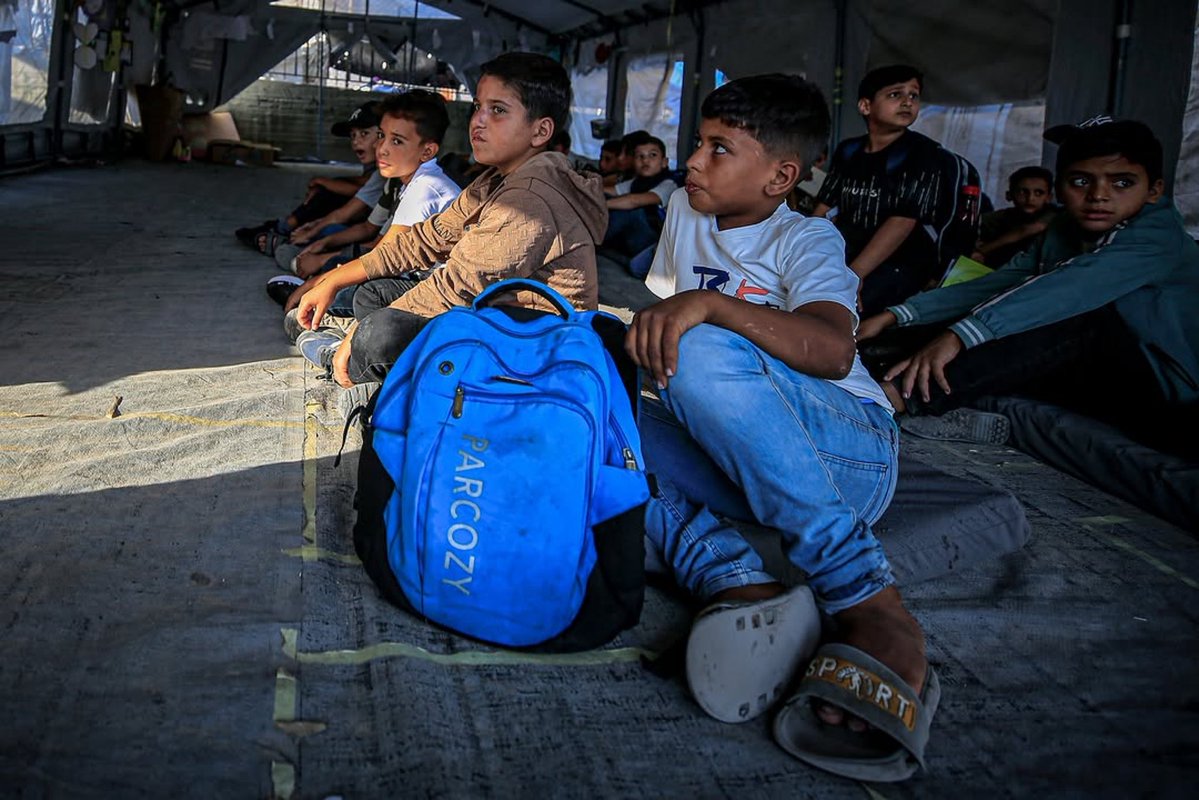 gazanotice's tweet photo. 🚨HEARTBREAKING: Palestinian students attend classes in tents temporarily serving as schools in Gaza City today.

Around 541,000 students are beginning the new academic year in makeshift learning spaces, as most schools across Gaza have been destroyed or rendered unusable amid Israeli attacks and widespread destruction.

After nearly three years away from education, children are returning to classrooms under tents.