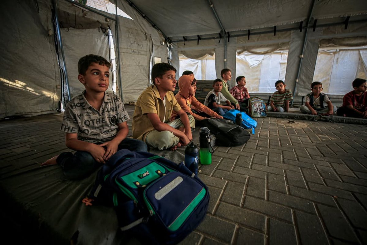 gazanotice's tweet photo. 🚨HEARTBREAKING: Palestinian students attend classes in tents temporarily serving as schools in Gaza City today.

Around 541,000 students are beginning the new academic year in makeshift learning spaces, as most schools across Gaza have been destroyed or rendered unusable amid Israeli attacks and widespread destruction.

After nearly three years away from education, children are returning to classrooms under tents.