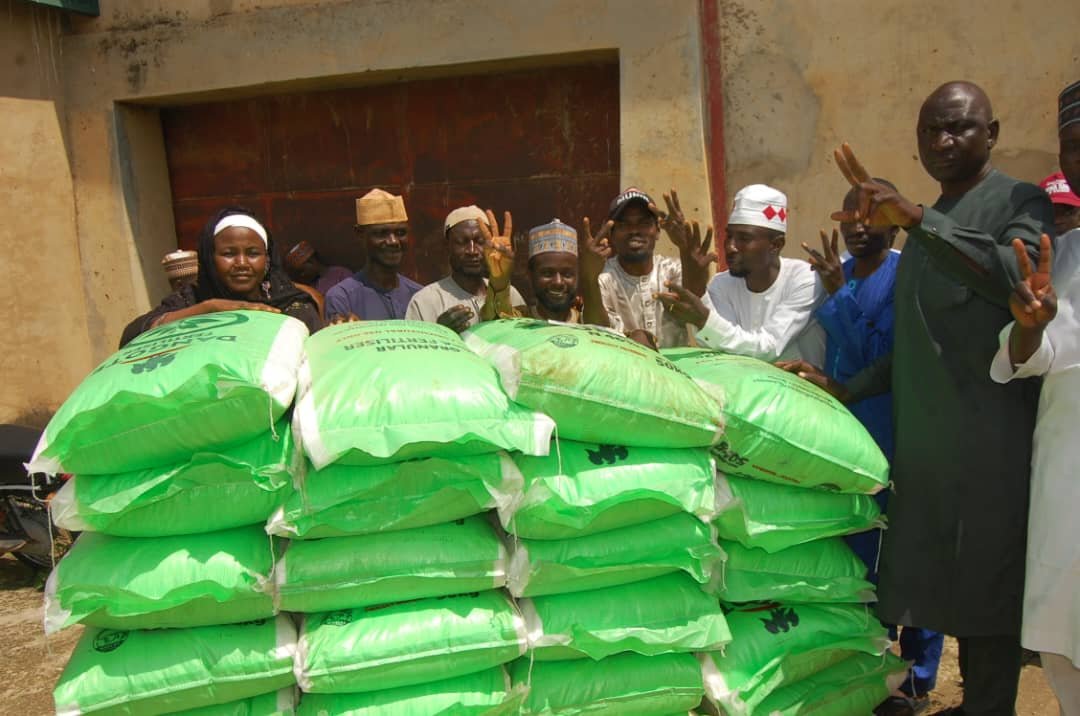 munirtech's tweet photo. On behalf of the good people of Lere Federal Constituency, I extend my heartfelt gratitude to HE @ubasanius , for his unwavering commitment to our development. 

I also wish to thank His Excellency for consistently entrusting me to deliver his messages to the masses of which always alhamdulillah amana given amana delivered.

Today’s distribution of free fertilizers courtesy of HE @ubasanius , will significantly boost local agriculture and enhance food security across our communities. This generous support alongside infrastructure projects, investments in human capital, and the recent appointments of distinguished Lere sons and daughters into state leadership, clearly demonstrates HE @ubasanius dedicated service to our people. 

Thank you, Your Excellency, for keeping Lere at the heart of Kaduna State's progress.