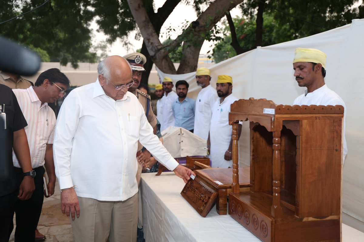 CMOGuj's tweet photo. મુખ્યમંત્રીશ્રીએ કેદીઓના કૌશલ્ય વિકાસ માટે કાર્યરત કોમ્પ્યુટર સેન્ટર, સુથારીકામ, વણાટકામ અને બુક બાઇન્ડિંગ સેન્ટરની મુલાકાત લઈ વિવિધ પ્રવૃત્તિઓની જાણકારી મેળવી હતી. તેમણે સાબરમતી મધ્યસ્થ જેલમાં કેદીઓ દ્વારા તૈયાર કરવામાં આવેલી વિવિધ વસ્તુઓની ખરીદી પણ કરી હતી.
#SevaSankalpAbhiyan https://t.co/ZDH3jXeN5B