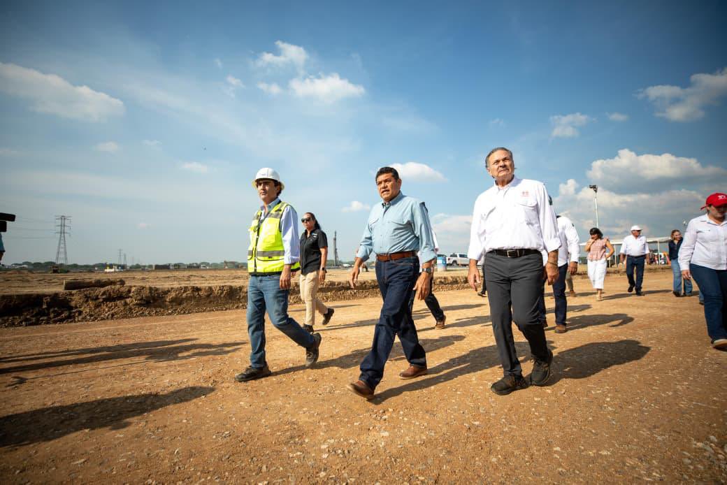 OctavioRomero_O's tweet photo. Junto al gobernador @TabascoJavier trabajamos en territorio supervisando 9 conjuntos habitacionales del Programa de #ViviendaParaElBienestar en 6 municipios, donde más derechohabientes del @Infonavit de menores ingresos podrán acceder a una vivienda digna y brindar bienestar a sus familias.

En Tabasco ya tenemos contratadas 34 mil viviendas en esta iniciativa diseñada por la Presidenta @Claudiashein.  

 La vivienda es un derecho, no una mercancía.

#2doPiso4T #ConstruyendoJuntos #InfonavitEnTerritorio #InfonavitEnTabasco