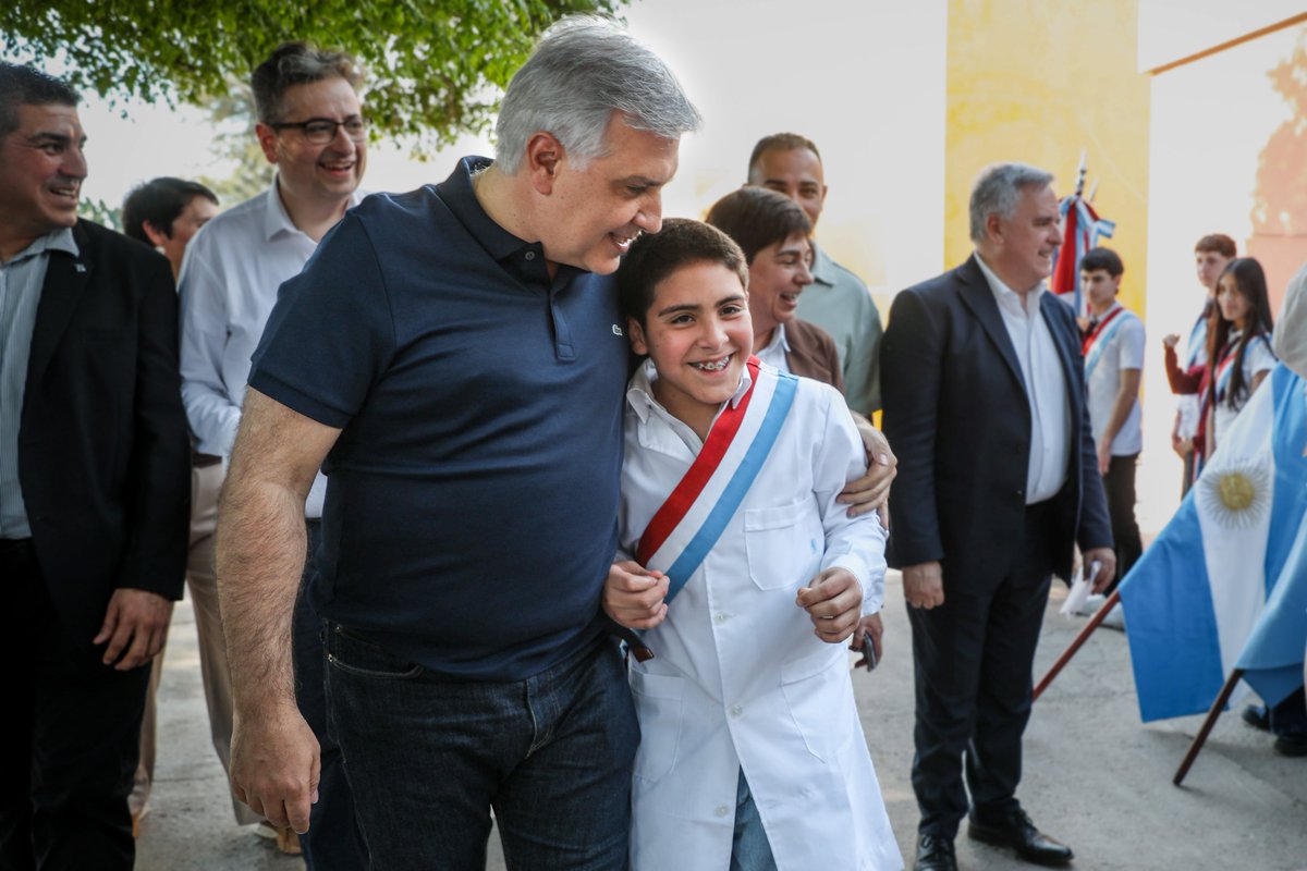 gobdecordoba's tweet photo. El gobernador @MartinLlaryora visitó este viernes #Simbolar, #CapillaDeSitón y #CandelariaSud, donde inauguró #viviendas y anunció nuevas #obras para fortalecer la #infraestructura y los servicios.
Tras la inauguración del parque solar de #DeánFunes, completó su recorrido por las 10 localidades del departamento #Totoral.
La agenda reafirmó el compromiso con un desarrollo federal y equilibrado para ampliar las oportunidades en todo el territorio cordobés.
“Una región no se transforma en uno o dos años, pero los resultados ya comienzan a verse. Nuestra obligación es brindar infraestructura, servicios, educación e incentivos para generar inversiones” @MartinLlaryora
#HacerParaCrecer