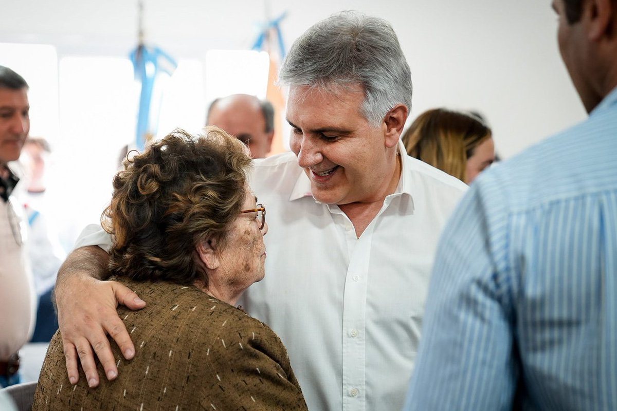 gobdecordoba's tweet photo. El gobernador @MartinLlaryora visitó este viernes #Simbolar, #CapillaDeSitón y #CandelariaSud, donde inauguró #viviendas y anunció nuevas #obras para fortalecer la #infraestructura y los servicios.
Tras la inauguración del parque solar de #DeánFunes, completó su recorrido por las 10 localidades del departamento #Totoral.
La agenda reafirmó el compromiso con un desarrollo federal y equilibrado para ampliar las oportunidades en todo el territorio cordobés.
“Una región no se transforma en uno o dos años, pero los resultados ya comienzan a verse. Nuestra obligación es brindar infraestructura, servicios, educación e incentivos para generar inversiones” @MartinLlaryora
#HacerParaCrecer