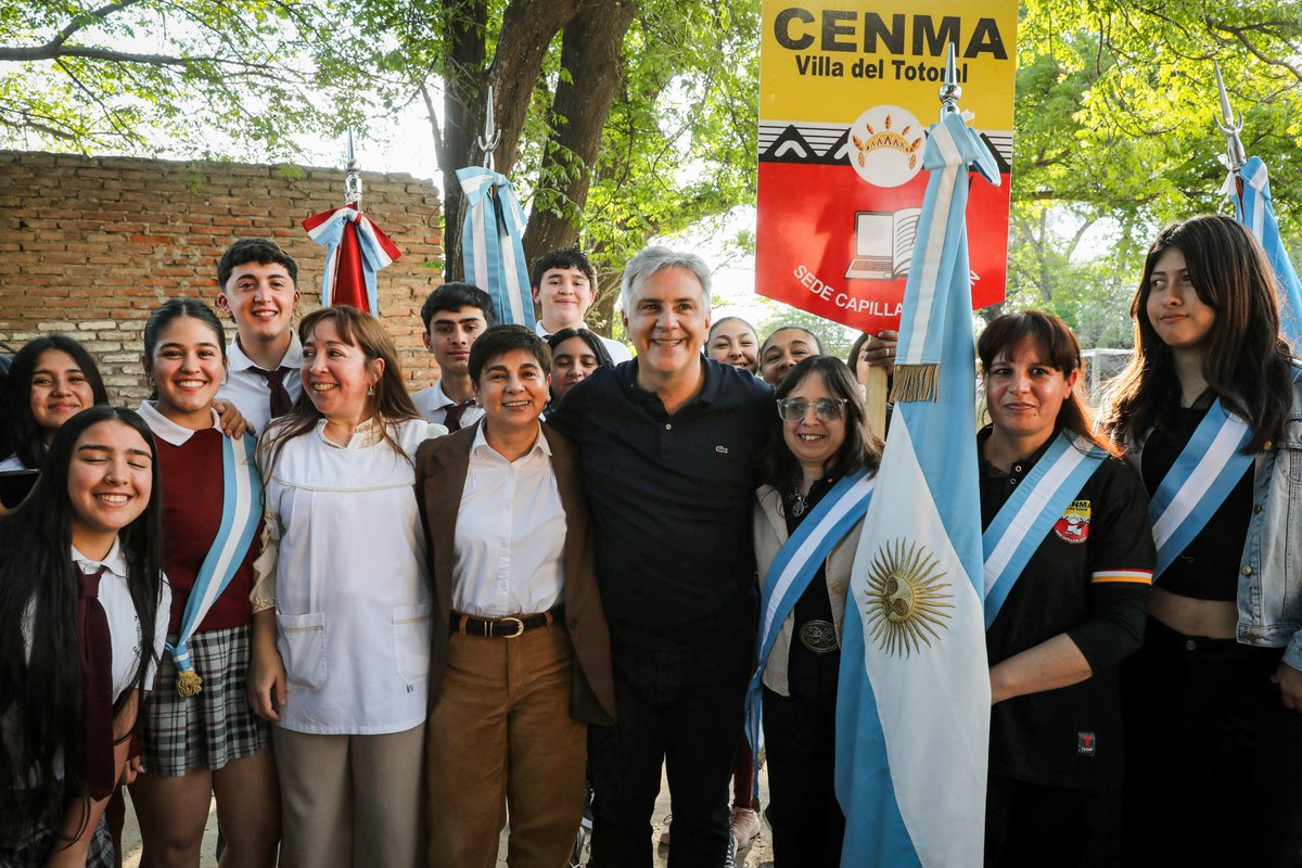 gobdecordoba's tweet photo. El gobernador @MartinLlaryora visitó este viernes #Simbolar, #CapillaDeSitón y #CandelariaSud, donde inauguró #viviendas y anunció nuevas #obras para fortalecer la #infraestructura y los servicios.
Tras la inauguración del parque solar de #DeánFunes, completó su recorrido por las 10 localidades del departamento #Totoral.
La agenda reafirmó el compromiso con un desarrollo federal y equilibrado para ampliar las oportunidades en todo el territorio cordobés.
“Una región no se transforma en uno o dos años, pero los resultados ya comienzan a verse. Nuestra obligación es brindar infraestructura, servicios, educación e incentivos para generar inversiones” @MartinLlaryora
#HacerParaCrecer
