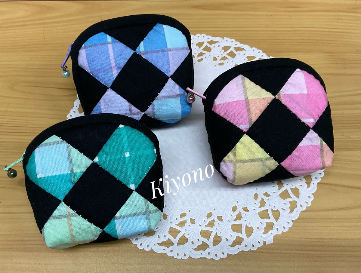 SF_Kiyono's tweet photo. デザインに行き詰まったり アイデアが煮詰まった時に
気分転換でちょっとづつ縫っていた「四角つな���」
色違いでミニポーチが仕上がりました✨

アクセサリーを入れたり イヤホンの収納場所にしたり
もちろん小銭をいれてもOKです😊 https://t.co/6lvOJOnz7b