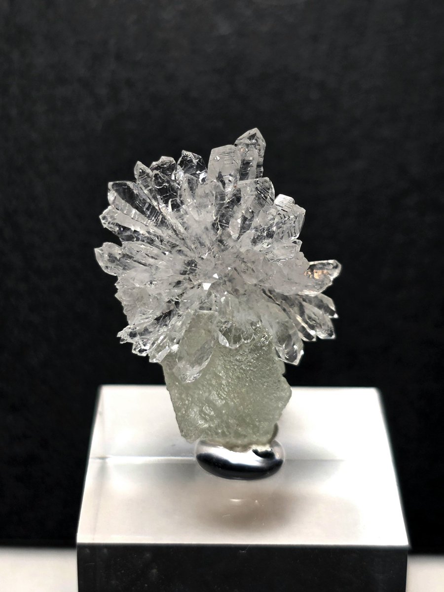 rfsm26's tweet photo. お迎え品②
🇺🇸クォーツ オン フローライト
アパタイトでお財布瀕死だけど、お花クォーツが可愛すぎて離せなくなってしまった😇
花瓶に活けてあるみたい！ https://t.co/a53zQf1suN