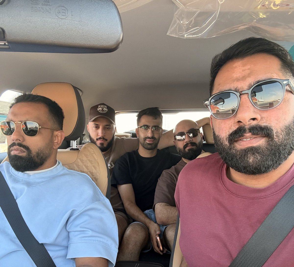 a7mdbuj's tweet photo. الساعه ٥ الفجر في الجلسه
الساعه ٤ العصر في ابوظبي 
اكبر غلط اني جيت مواصل https://t.co/14oid57ar6