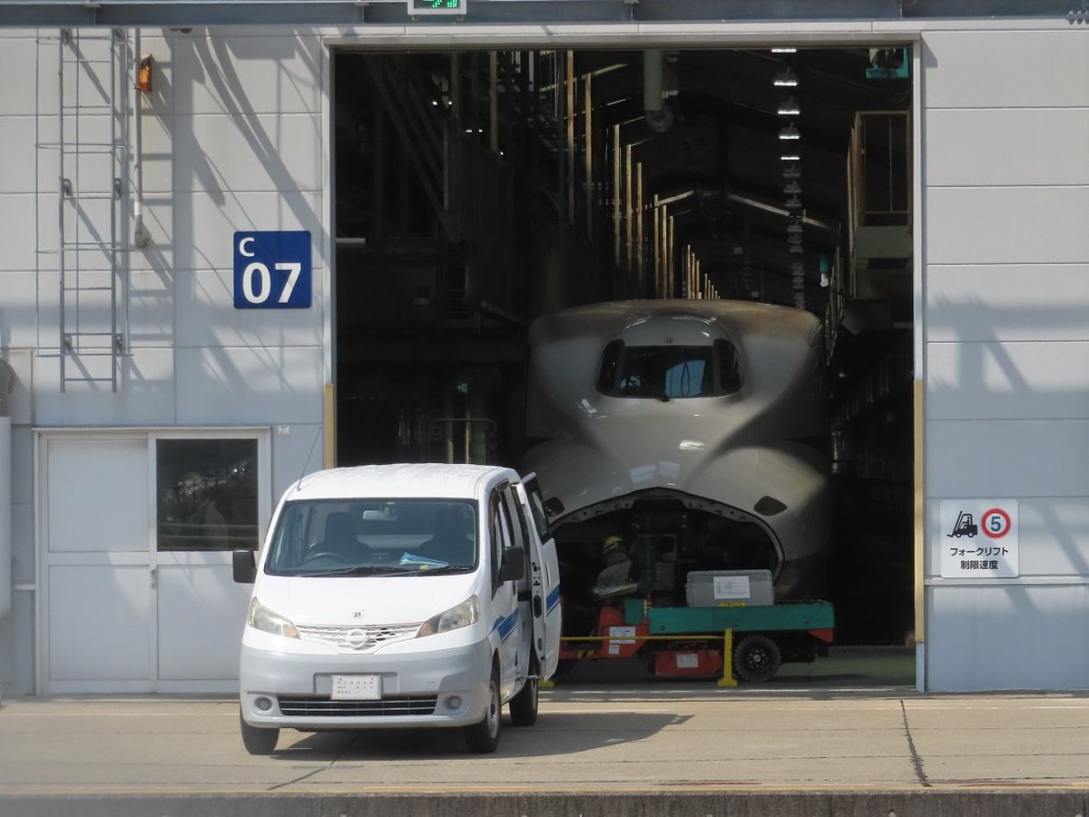 kanannu1701's tweet photo. 浜松工場にも新幹線カラーのNV200いて遊び心あるなと思った。 https://t.co/jXffq9g6bW