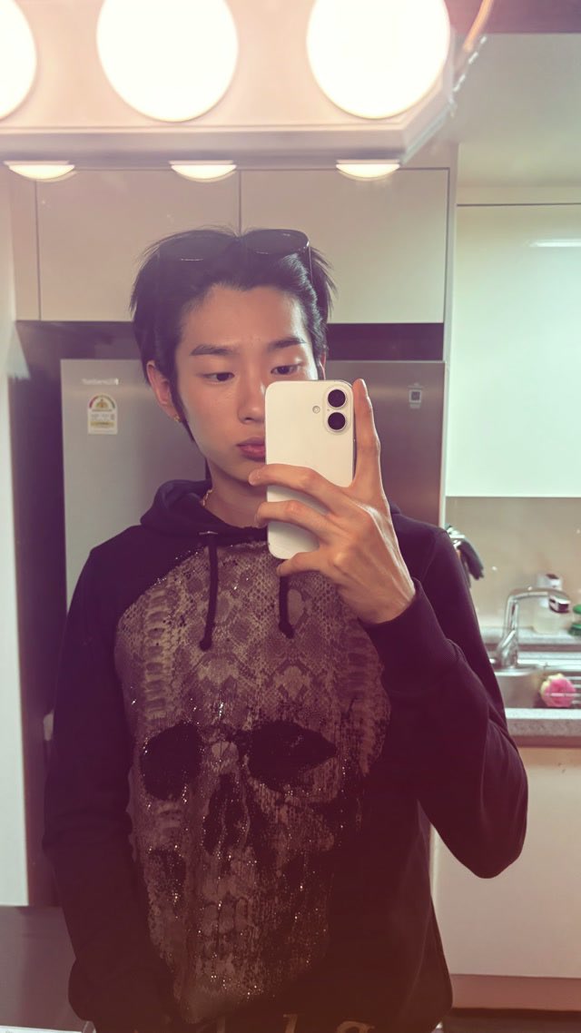 miaurluv's tweet photo. 이거 진짜 옛날 사진 같은데
천국 발매 전이엇나 https://t.co/Tl6po7mHP9