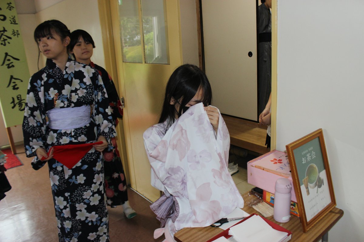 ashigara_h's tweet photo. 足高祭　茶道部

茶道部は、足高祭にて「青春茶会」というテーマで臨みました。

作法室(茶室)の外に敷かれた白玉砂利や、美しく点てたお茶は素敵でした。

2日とも常に客足が絶えず、盛況を博していました。

足柄高校HP　茶道部
https://t.co/PpcGJwhvou https://t.co/67cos8u4kR