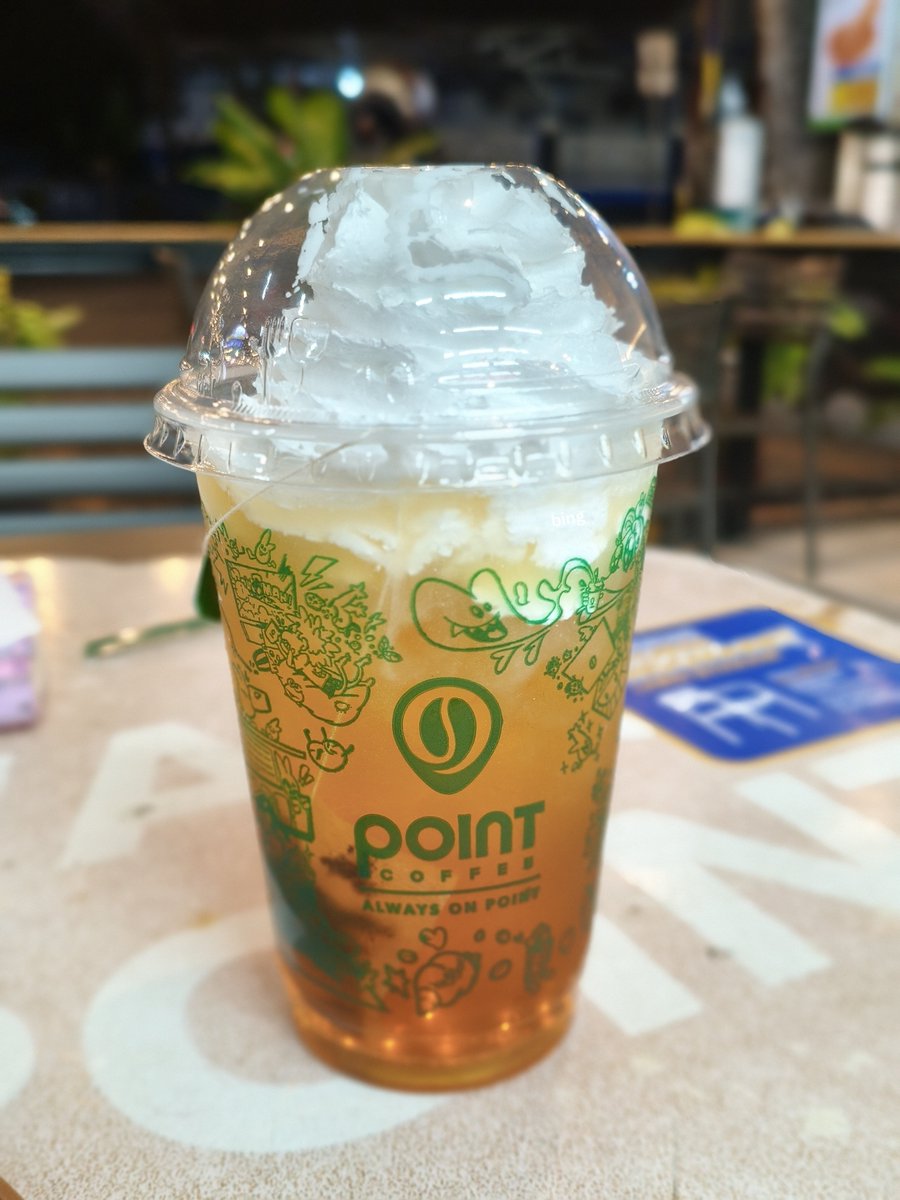 bongiening's tweet photo. kalo suka tipe asem seger manis, coba deh "peach tea less sugar+whipped cream" joss bgt https://t.co/Wv17jT4VRx