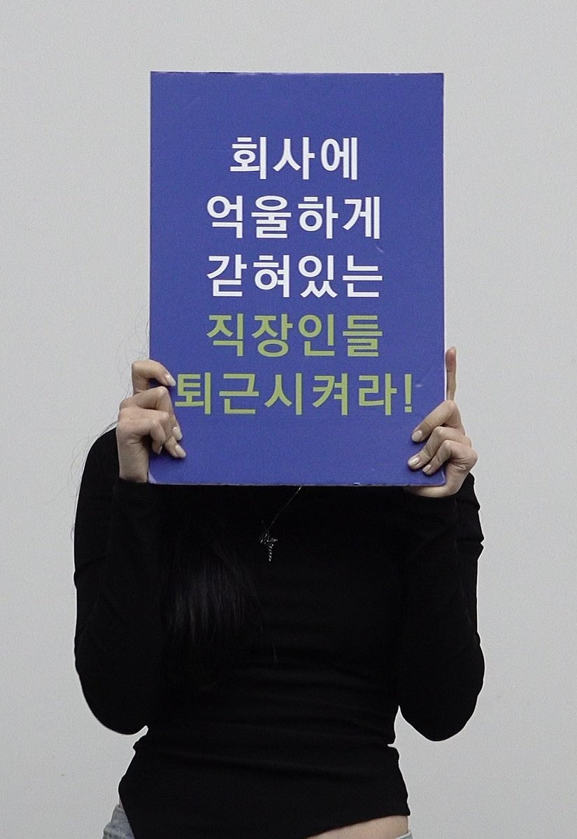 JinkkkLV's tweet photo. 저거 들고 집에 가는데 진아 퇴근하길래 흔들었저니 퇴근시켜라!!! 외치고 감ㅋㅋ ㄱㅇㅇ https://t.co/YykilwY98B