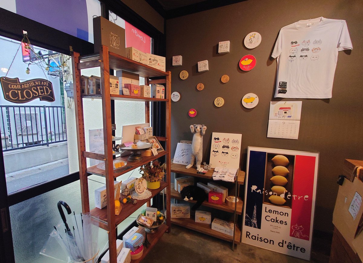 suu03_ks's tweet photo. ライブ前に本八幡駅近くのレゾンデートル本八幡店へ。

店内至る所にある可愛い猫ちゃんのイラストに癒され、レモンケーキはしっとり爽やか、私好みでとても美味しかったな🍋

店員さんと猫とかの話をしつつ、このあと斉藤和義さんのライブで〜などとしばしお喋り、色々お話し楽しいひとときでした🐾 https://t.co/eEeiX4X8OM