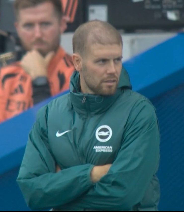 SpieltagIndo's tweet photo. Brighton di pertemuan terakhir vs Arsenal:
- didzolimi wasit, harusnya dapat penalty dari pelanggaran Martinelli ke Weiffer
- Hürzeler bilang Arsenal gak niat main, dia ga bakal mau menang dgn cara itu
- setelahnya ngehire atlet MMA buat duel fisik saat set piece

Hasilnya? Hari ini Hürzeler kasih liat cara menang yg ia maksud. Pressing & set piece pun lebih efektif dari Arsenal

Dendam Hürzeler terbayar tuntas 🤝