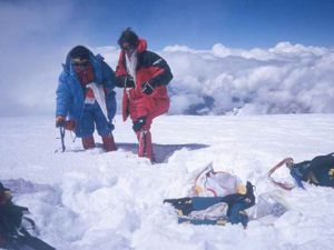 FEEC_cat's tweet photo. 🎂 37 anys del primer vuitmil femení català. 

🧗‍♀️🏔️ Magda Nos i Mònica Verge, primeres catalanes en fer cim a un 8.000, Cho Oyu (8.201 m), 1989. 

Recupera l'entrevista a Mònica Verge de la #revistavèrtex 243  🔗 https://t.co/JffItjwhha

#sentlamuntanya #sommuntanya #donaiesport https://t.co/dt4hqIKPDp