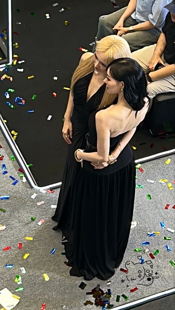 SSistheMoon's tweet photo. JANJINGJING INFINITY LOVE
#InfinityMedicalClinicXJJJ — ได้ฟังระยะใกล้รักแบบสดๆ ครั้งแรก

วันนี้เอาจริงๆ หมดแรงไปกับการกดบัตรตอนเช้าละ เกือบไม่รอด ตอนบ่ายก่อนจะไปหาดาราเลยแวะตัดผมซะ ในขณะที่จิงจิงเดินห้างซื้อของให้พี่แจน ชั้นไปตัดผมแล้วแต่จะคิดชีวิตคนละแบบ

กว่าตัวนี่จะถึงบางกะปิก็ 4 โมงเย็นพอดี เลยเออข้างล่างน่าจะไม่ได้คิวแล้วแหละเลยขึ้นมาข้างบนดู แล้วค่อยหาช่องลงไปข้างล่าง สรุปอยู่ข้างบนยาวเลยจนพี่ๆ กลับ จริงๆมีของจะให้ด้วยแหละแต่ไว้โอกาสหน้าน้าาา @Jingjingyu364 @Janhae วันนี้ไม่มีช่องให้ลงไปคุยข้างล่างได้เลยย แต่เห็นพี่ๆ ใช้เวลากับแฟนคลับแบบใส่ใจขนาดนี้ก็แฮปปี้ละ สมควรได้รับความรักเยอะๆ จริงๆ อะ ใส่ใจแฟนคลับกันมากๆ เลย

วันนี้ร้องเพลงกันตั้งคนละ 2 เพลงแหนะ แต่เสียงยังดีทุกครั้งที่ได้ฟังเลยย เก่งกันมากค้าบบ จะรอฟังเพลงของแจนจิงจิงไปเรื่อยๆ เลยน้าาา จะอยู่ติดตามทุกผลงานหลังจากนี้ด้วยย ขอบคุณที่มาให้รักคับ

ไปเรื่อย1: มุมนี่ดีมากจากตาเปล่า มันผิดที่ทรสนี่เอง😔