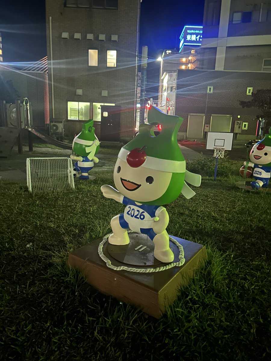 keykiiiii3's tweet photo. どんなにホテルが高くても、泊まれなくても、それで地元が盛り上がるなら、繁盛してくれるなら、許す。
てか、キミがかわいいから許すの気持ち。
アップリートくん、顔がもちもちしててかわいいよ。
※このオブジェ触ってはいけません
※もちもちは以前触れ合った着ぐるみの触感
#国スポ青森 https://t.co/g3zLVec1Qs