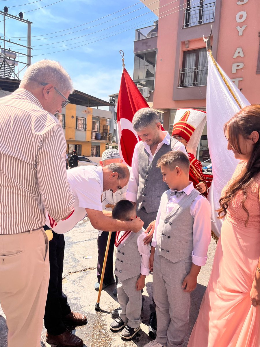 VelikacarMhp's tweet photo. İlçe yöneticimiz Ahmet Özel kardeşimizin kıymetli torunları Alparslan ve Mert Çabuk’un sünnet yemeğine, ilçe yöneticilerimizle birlikte katılım sağladık.

Allah damatlıklarını da görmeyi nasip etsin. https://t.co/XlP7ZzxtET