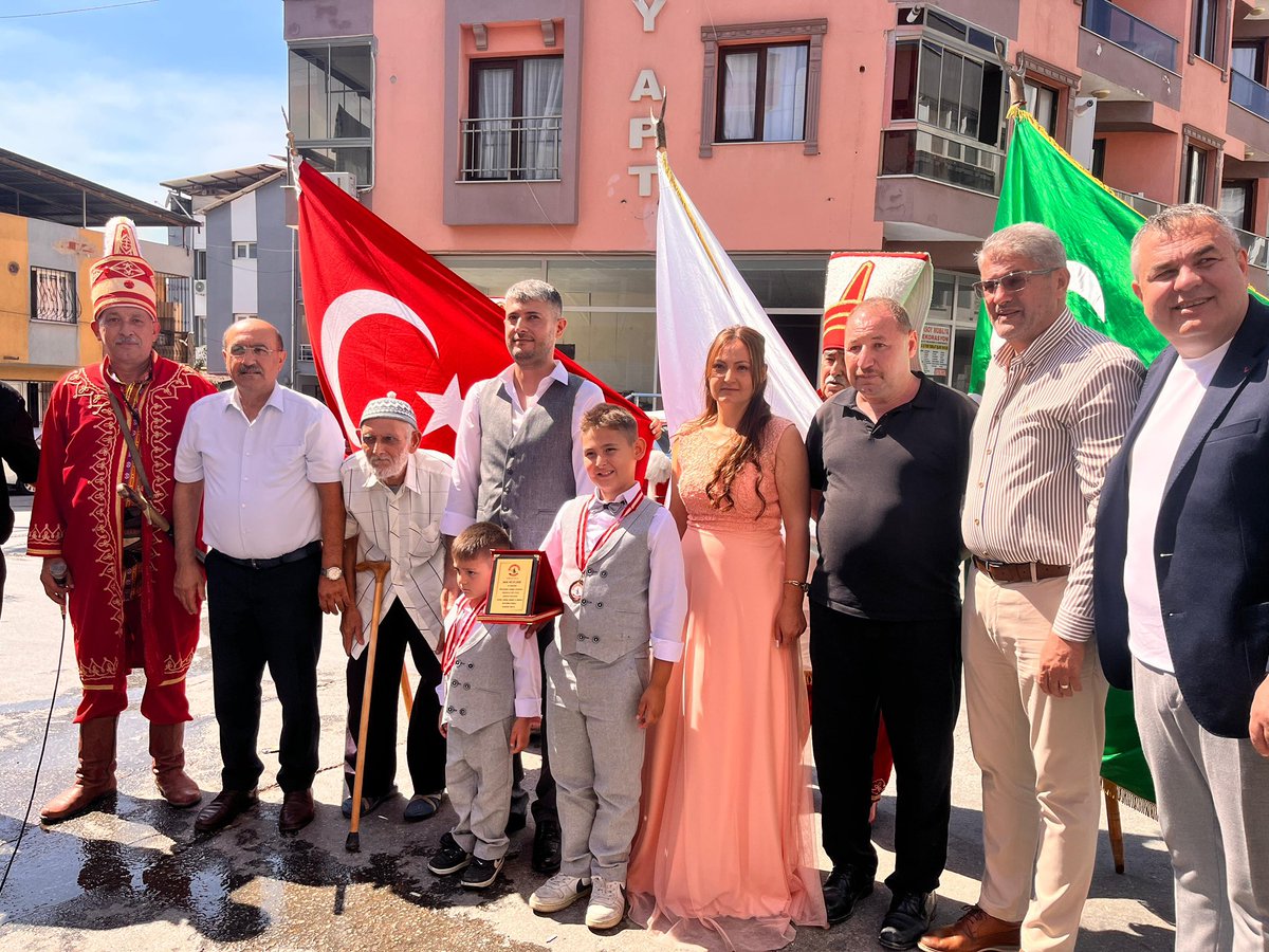 VelikacarMhp's tweet photo. İlçe yöneticimiz Ahmet Özel kardeşimizin kıymetli torunları Alparslan ve Mert Çabuk’un sünnet yemeğine, ilçe yöneticilerimizle birlikte katılım sağladık.

Allah damatlıklarını da görmeyi nasip etsin. https://t.co/XlP7ZzxtET