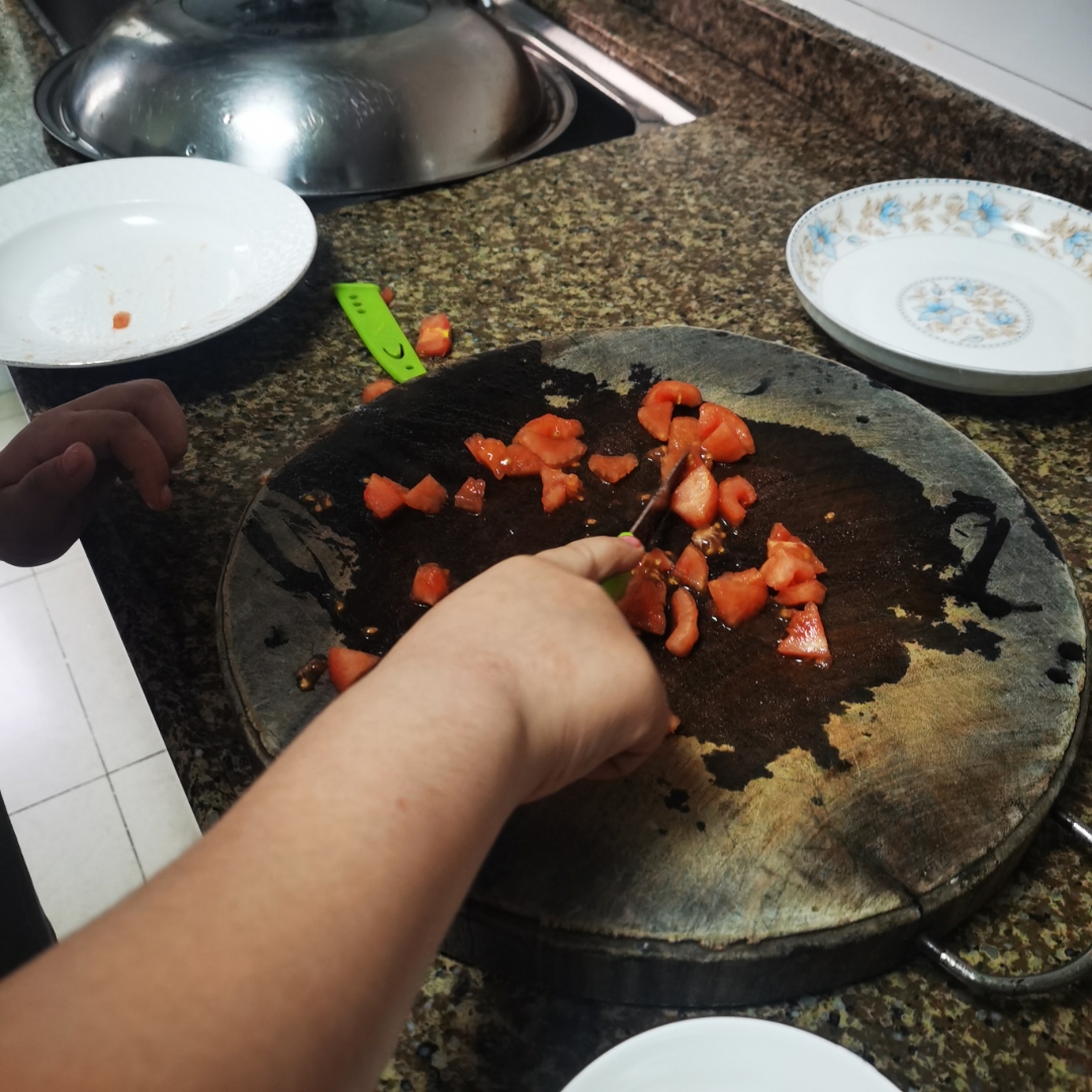 anikj447133's tweet photo. Neighborly win! Shared my extra homegrown tomatoes with Mrs. Lee down the block, and she brought over warm chocolate chip cookies in return. Small acts make big days brighter! https://t.co/vP6RcXuRe8