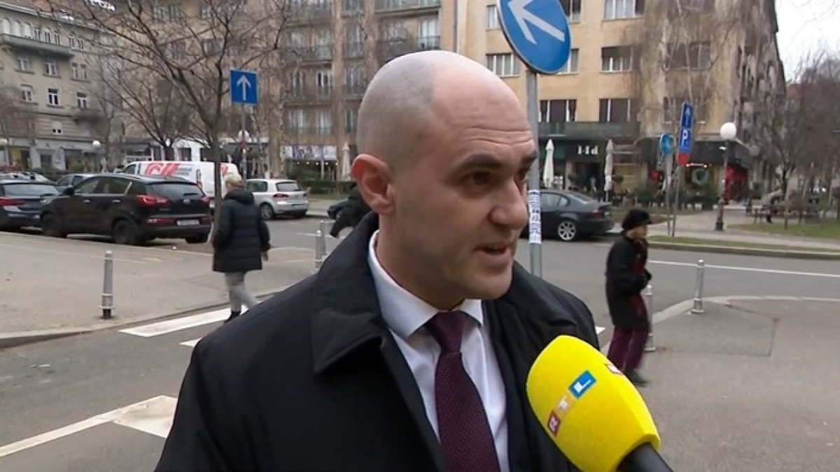 SpectatorHR's tweet photo. Zašto se ideja o referentnim cijenama ne bi proširila i na ostale stvari.
Na primjer: 
Na televiziji govori Josip Dabro, a ispod je navedena njegova plaća, a i plaća koju je imao prije stupanja u Sabor, referentna plaća.

I tako za sve. https://t.co/bvfyaBTjDF