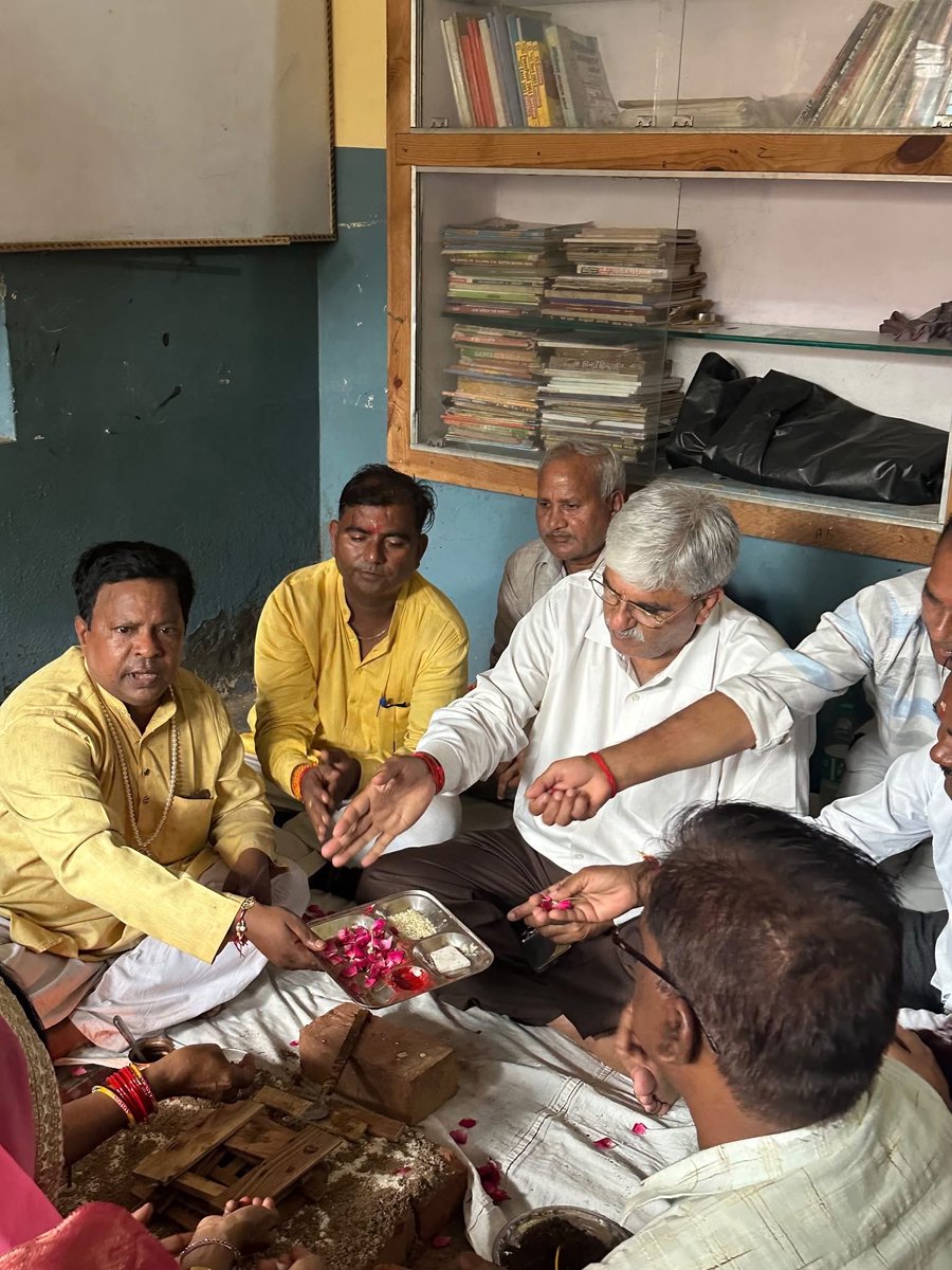 ManishAsija7's tweet photo. आज फिरोजाबाद में क्षेत्रीय विधायक निधि से नगला मिर्जा बड़ा में सामुदायिक भवन/बारात घर के निर्माण हेतु भूमि पूजन किया गया।

बारात घर के बनने से क्षेत्रवासियों को अब विवाह और अन्य सामाजिक कार्यक्रमों के लिए दूर नहीं जाना पड़ेगा और कम खर्च में एक सुंदर व सुविधाजनक स्थान उपलब्ध होगा https://t.co/PvMP2z3uAk