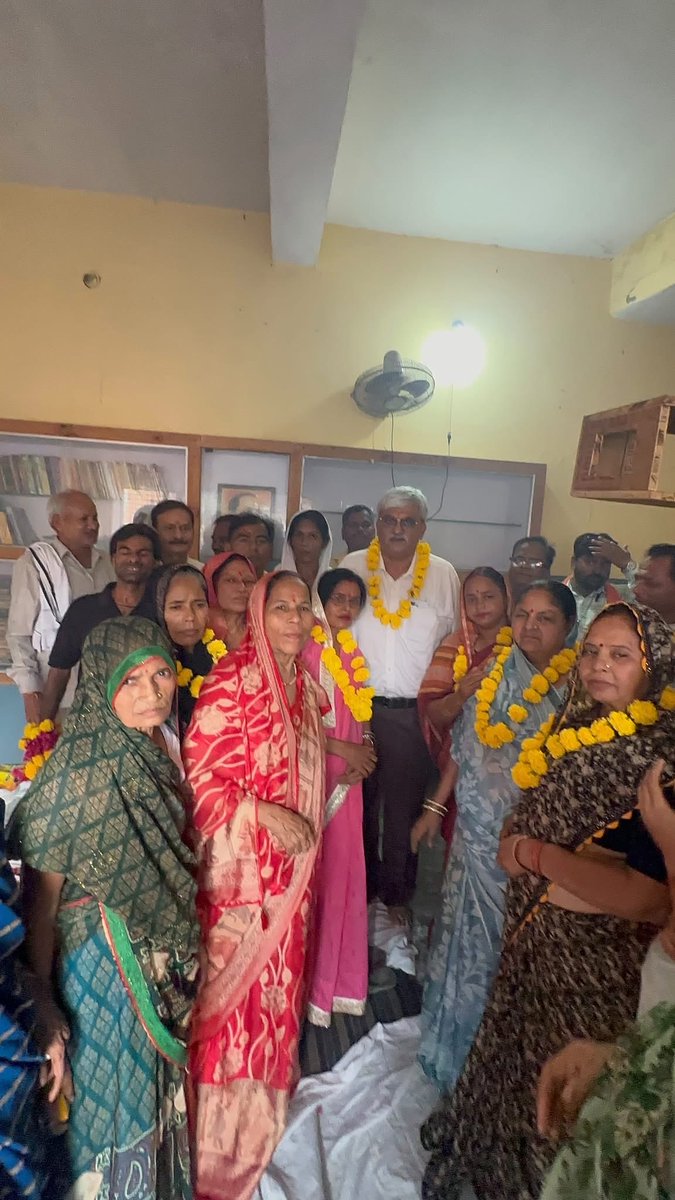 ManishAsija7's tweet photo. आज फिरोजाबाद में क्षेत्रीय विधायक निधि से नगला मिर्जा बड़ा में सामुदायिक भवन/बारात घर के निर्माण हेतु भूमि पूजन किया गया।

बारात घर के बनने से क्षेत्रवासियों को अब विवाह और अन्य सामाजिक कार्यक्रमों के लिए दूर नहीं जाना पड़ेगा और कम खर्च में एक सुंदर व सुविधाजनक स्थान उपलब्ध होगा https://t.co/PvMP2z3uAk