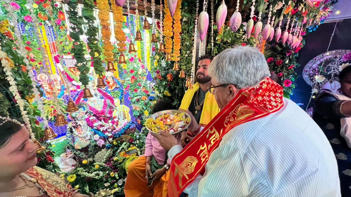 ManishAsija7's tweet photo. राधाष्टमी के पावन पर्व पर स्टेशन रोड स्थित प्राचीन हनुमान मंदिर में आयोजित श्री राधा जन्मोत्सव कार्यक्रम में सम्मिलित होकर राधा रानी जी का आशीर्वाद प्राप्त किया।

राधा रानी जी की कृपा से फिरोजाबाद सहित समस्त ब्रज क्षेत्र में सुख, शांति एवं समृद्धि बनी रहे, यही प्रार्थना है। https://t.co/84pOJ7ieta