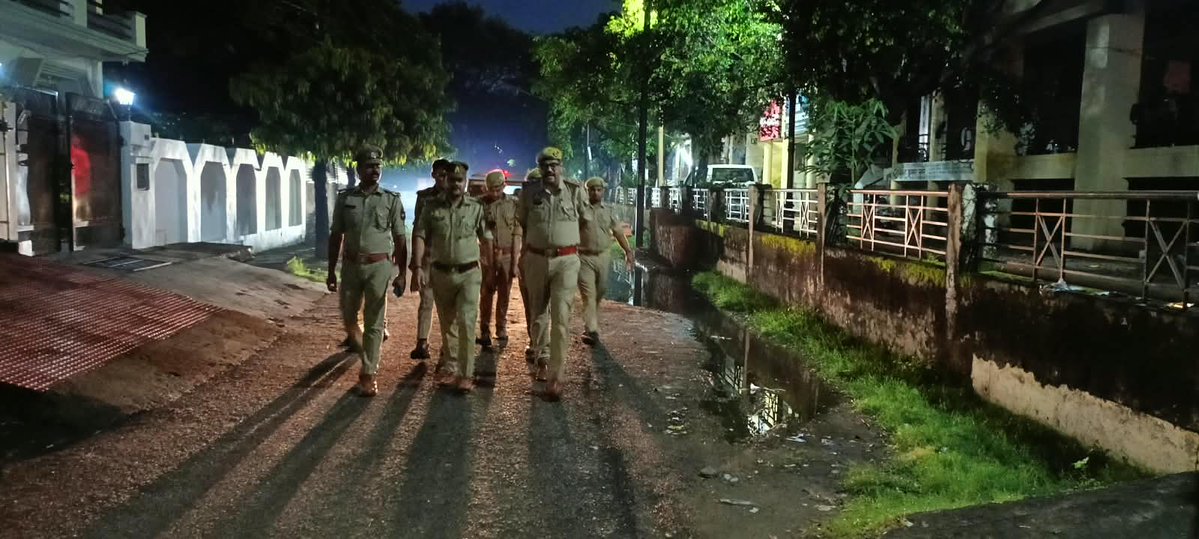 dcpcentrallko's tweet photo. #Lucknow_Police🚔

@LkoCp के निर्देशन में @dcpcentrallko के नेतृत्व में #सुरक्षा_व्यवस्था हेतु। @Acp_cantt व थाना आशियाना पुलिस टीम द्वारा #मॉल/#वाहन/#मार्केट/#मार्गों/#चौराहों/ पर #पैदल_गश्त/सघन चैकिंग कर रखी जा रही सतर्क दृष्टि।

@dgpup
@adgzonelucknow
@lkopolice https://t.co/PeMJ9Oi3vw