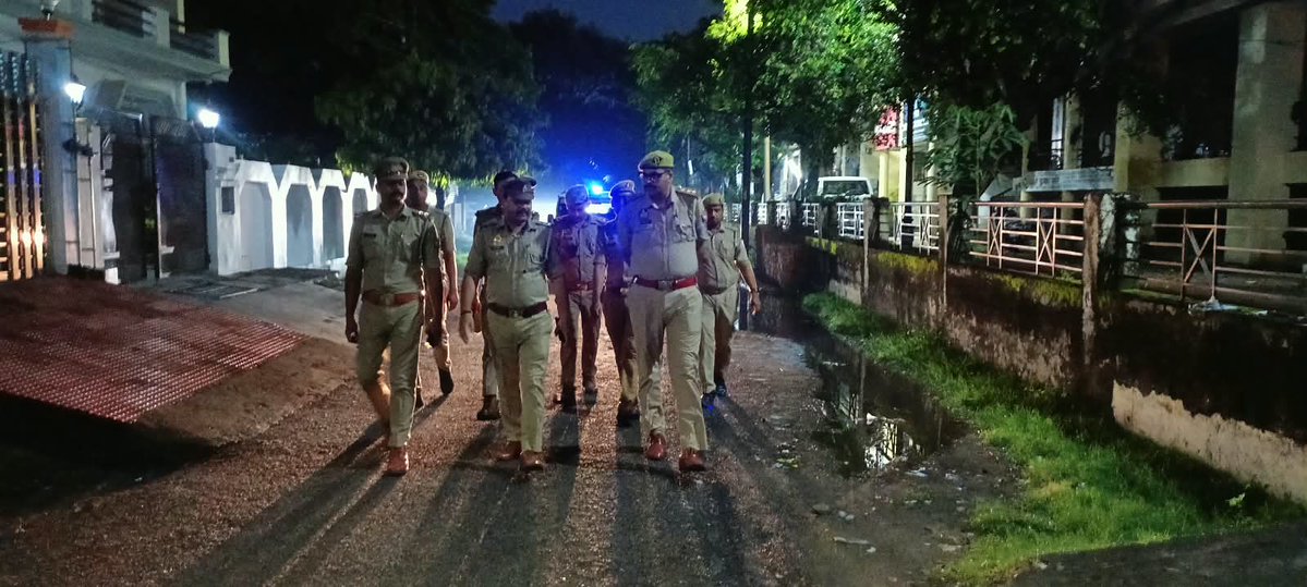 dcpcentrallko's tweet photo. #Lucknow_Police🚔

@LkoCp के निर्देशन में @dcpcentrallko के नेतृत्व में #सुरक्षा_व्यवस्था हेतु। @Acp_cantt व थाना आशियाना पुलिस टीम द्वारा #मॉल/#वाहन/#मार्केट/#मार्गों/#चौराहों/ पर #पैदल_गश्त/सघन चैकिंग कर रखी जा रही सतर्क दृष्टि।

@dgpup
@adgzonelucknow
@lkopolice https://t.co/PeMJ9Oi3vw
