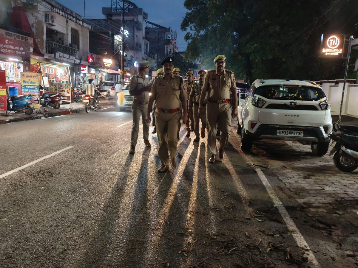dcpcentrallko's tweet photo. #Lucknow_Police🚔

@LkoCp के निर्देशन में @dcpcentrallko के नेतृत्व में #सुरक्षा_व्यवस्था हेतु। @Acp_cantt व थाना आशियाना पुलिस टीम द्वारा #मॉल/#वाहन/#मार्केट/#मार्गों/#चौराहों/ पर #पैदल_गश्त/सघन चैकिंग कर रखी जा रही सतर्क दृष्टि।

@dgpup
@adgzonelucknow
@lkopolice https://t.co/PeMJ9Oi3vw
