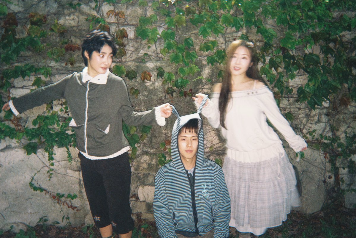 palebluemoment's tweet photo. 오늘 오뉴언니 착장 진짜 좋은데… 박시한 티셔츠나 반바지 같은 중성적인 스타일보다 이렇게 핏되는 여성스러운 옷을 입으니까 언니의 여성미가 더 돋보이는 것 같아. 지적이고 우아하면서도 부드러운 매력이 제대로 드러 나는 느낌... 진짜 너무 예쁨🥺 https://t.co/c2DtsPEyVS