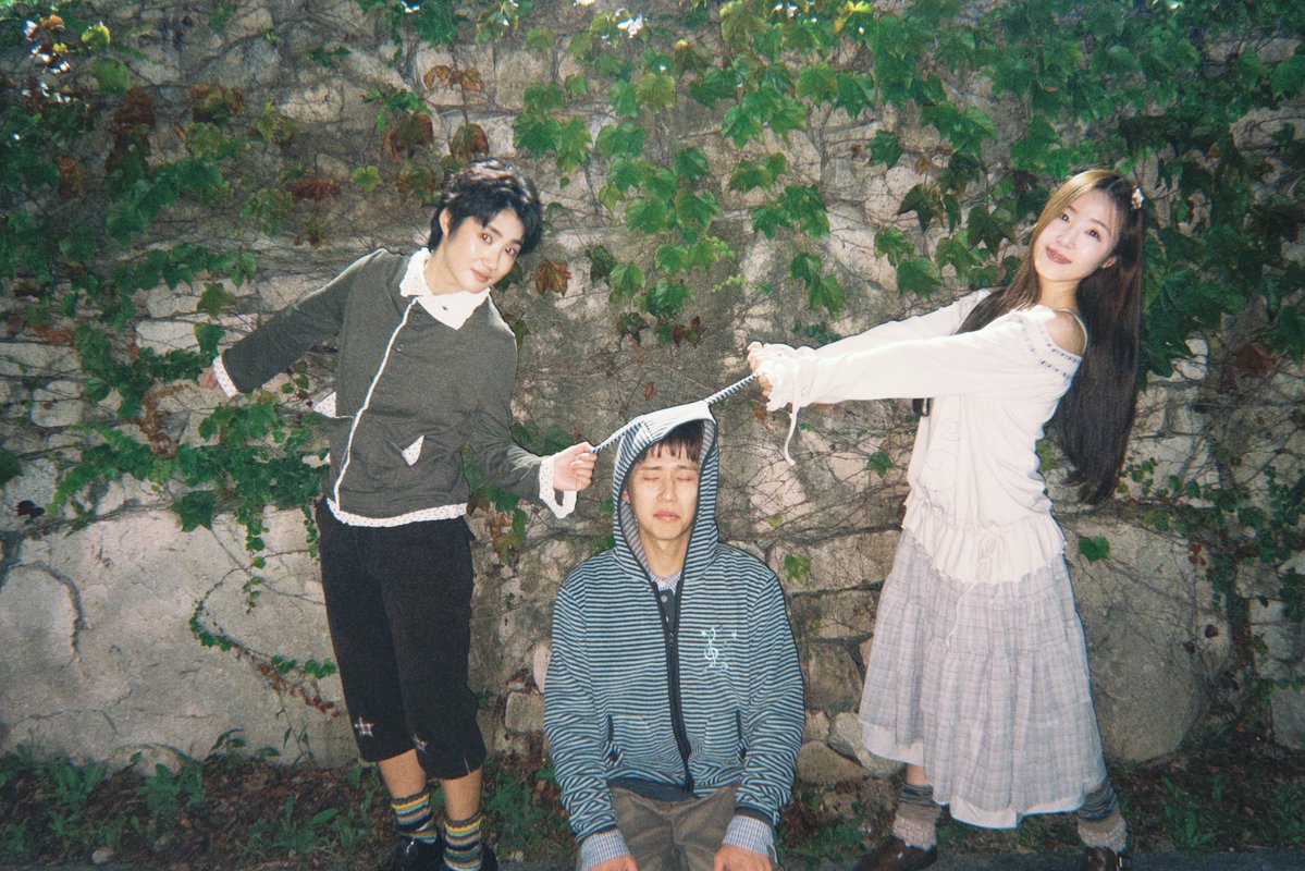 palebluemoment's tweet photo. 오늘 오뉴언니 착장 진짜 좋은데… 박시한 티셔츠나 반바지 같은 중성적인 스타일보다 이렇게 핏되는 여성스러운 옷을 입으니까 언니의 여성미가 더 돋보이는 것 같아. 지적이고 우아하면서도 부드러운 매력이 제대로 드러 나는 느낌... 진짜 너무 예쁨🥺 https://t.co/c2DtsPEyVS