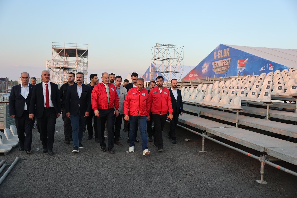 sanliurfabld's tweet photo. Geleceğin kalbi, tarihin sıfır noktasında atacak! 🚀🇹🇷

Valimiz Hasan Şıldak, ​Şanlıurfa Büyükşehir Belediye Başkanımız Mehmet Kasım Gülpınar, Genel Sekreterimiz Mithat Can Kutluca, ŞUSKİ Genel Müdürümüz Emin İzol GAP Havalimanı’nda TEKNOFEST Güneydoğu için yürütülen son hazırlıkları yerinde inceledi.
​
​Dünyanın en büyük Havacılık, Uzay ve Teknoloji Festivali’ni ağırlamak için gün sayıyoruz! ✨

​Tarih yaklaşıyor, heyecan büyüyor…