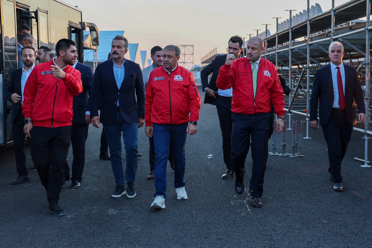 sanliurfabld's tweet photo. Geleceğin kalbi, tarihin sıfır noktasında atacak! 🚀🇹🇷

Valimiz Hasan Şıldak, ​Şanlıurfa Büyükşehir Belediye Başkanımız Mehmet Kasım Gülpınar, Genel Sekreterimiz Mithat Can Kutluca, ŞUSKİ Genel Müdürümüz Emin İzol GAP Havalimanı’nda TEKNOFEST Güneydoğu için yürütülen son hazırlıkları yerinde inceledi.
​
​Dünyanın en büyük Havacılık, Uzay ve Teknoloji Festivali’ni ağırlamak için gün sayıyoruz! ✨

​Tarih yaklaşıyor, heyecan büyüyor…